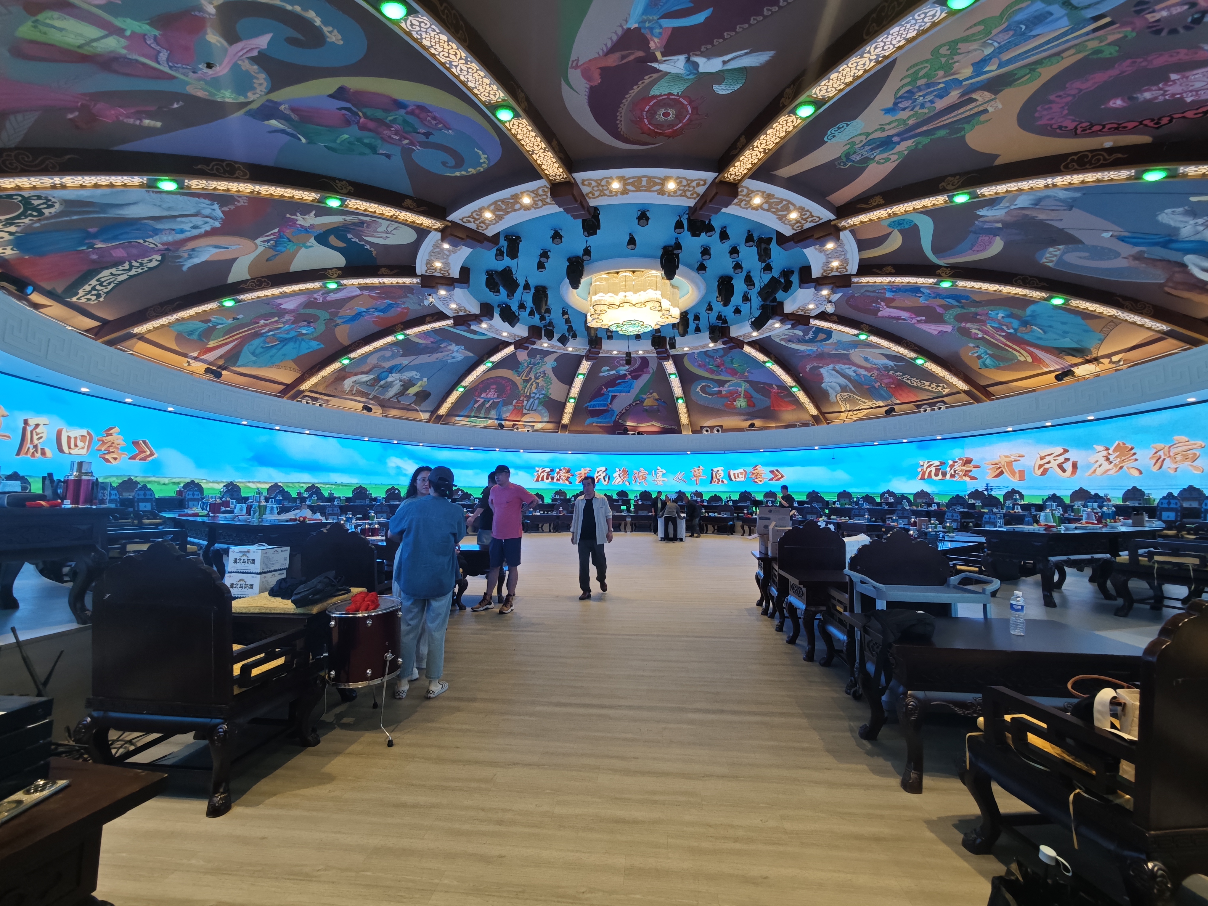 呼和浩特蒙亮旅馆宴会厅 P2.5 超长条 28000×1152 区分率 LED KH3+F2 点对点婚宴演艺大屏项目